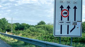 Ein aufgeklenter Din-A4-Zettel an der A7 weist darauf hin, dass am Grenzübergang Ellund-Fröslee eine dritte Fahrspur geöffnet ist.