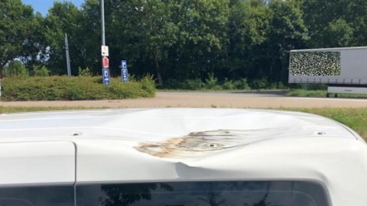 beschädigtes Fahrzeugdach des VW Caddy