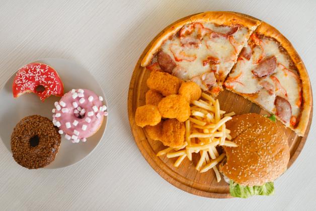 Lebensmittel mit Zucker oder gesättigten Fettsäuren, wie Fast Food, tragen eher zu einer gedämpften Laune bei.