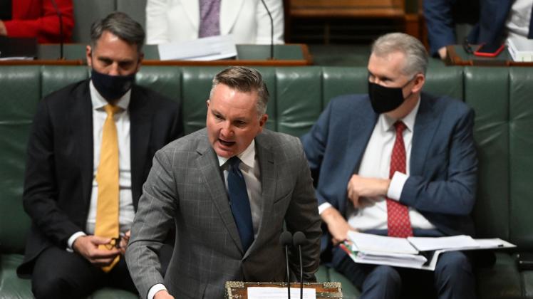 Chris Bowen, Klimaminister von Australien, spricht während der Fragestunde im Repräsentantenhaus im Parlamentsgebäude. Das Repräsentantenhaus hat zum ersten Mal ein Klimagesetz verabschiedet. Foto: Mick Tsikas/AAP/dpa