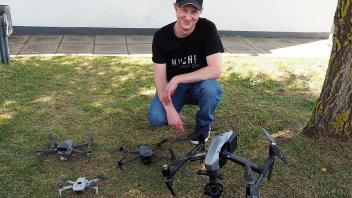 Der Bargteheider Profi-Drohnenpilot Sebastian Sternberg mit einigen seiner Drohnen auf dem Verkehrsübungsplatz Travering. 