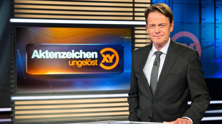 ARCHIV - Der ZDF-Moderator Rudi Cerne im Studio der Sendung «Aktenzeichen XY ... ungelöst». Foto: Sina Schuldt/dpa
