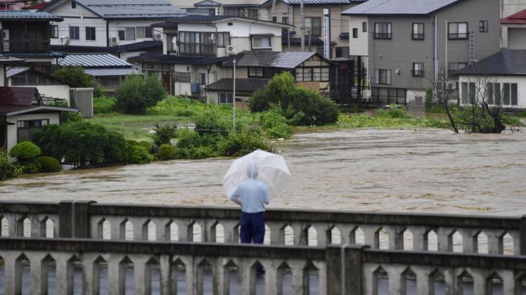 Ein Wohngebiet in der Präfektur Yamagata wurde überschwemmt, nachdem schwere Regenfälle Teile des Nordostens Japans heimgesucht hatten. Foto: Uncredited/kyodo/dpa