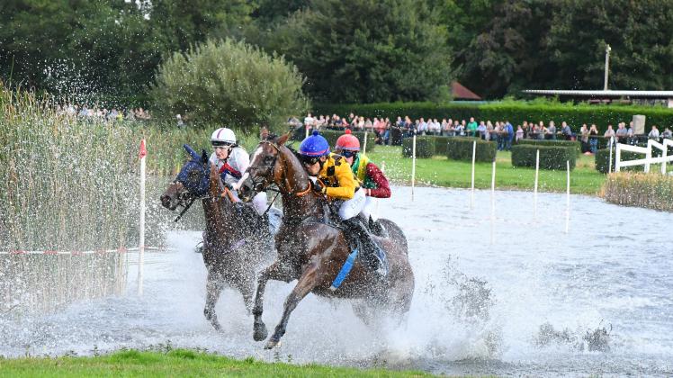Quakenbrück, Artländer Renntag; Das Highlight des Renntages, ist das atemberaubende Seejagdrennen, bei dem auch Deutschlands erfolgreichster  Hindernis- Jockey Chevin Chan (vorn rechts mit Kazzio) nach über 1000 Rennen seine Abschiedsvorstellung gab. Foto: Alexandra Lüders