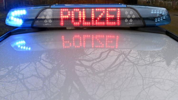 ARCHIV - Die Schriftzug «Polizei» leuchtet auf dem Dach eines Streifenwagens der Polizei. Foto: Carsten Rehder/dpa/Symbolbild