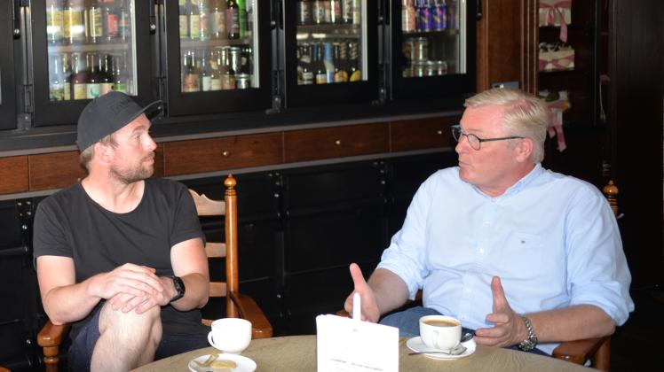 Niedersachsens Wirtschaftsminister Bernd Althusmann, der Lingener Gastronom Markus Quadt und der Lingener Landtagsabgeordnete Christian Fühner in der Alten Posthalterei.
