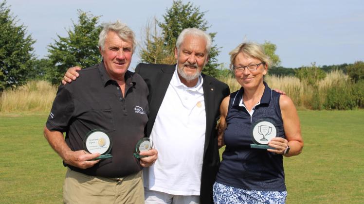 Der Präsident des RC Bad Oldesloe, Achim Kupke (mi.), gratulierte Dieter Scholz und Susanne Rahn-Marx zum Gewinn der „Stormarn Open“.