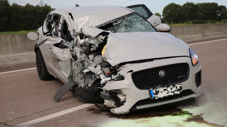 Bei dem Unfall auf der A23 wurde der Jaguar schwer beschädigt. Der Wagen ist ein Totalschaden.