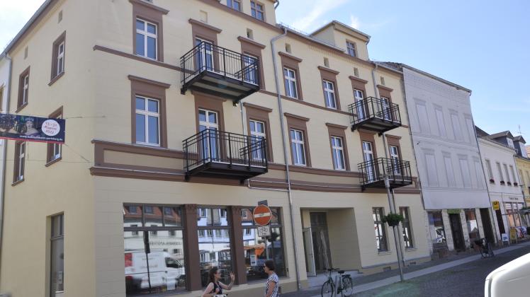 Die sind inzwischen der Hingucker im Wohnzimmer der Stadt: Die Balkone am Haus Großer Markt 10.