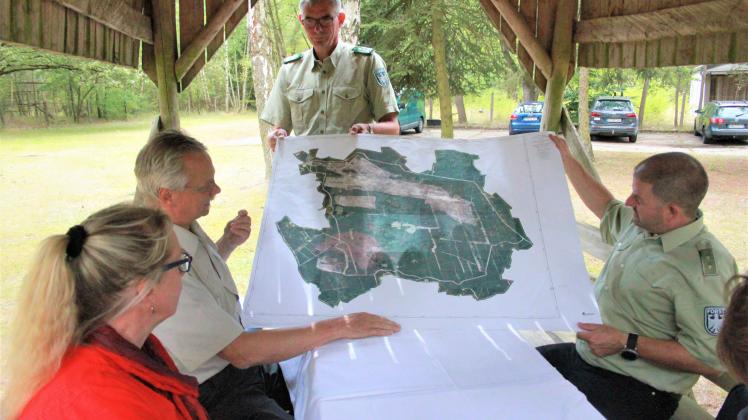 Ina Latendorf, Matthias Weber (vl), Henning Bremer und Andreas Wolters erläutern die Arbeit auf dem ehemaligen Truppenübungsplatz Lübtheen anhand einer Karte