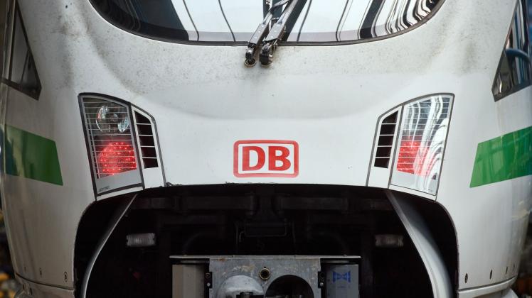ARCHIV - Das Logo der Deutschen Bahn ist auf der Front eines ICE zu sehen. Foto: Bernd Thissen/dpa/Symbolbild