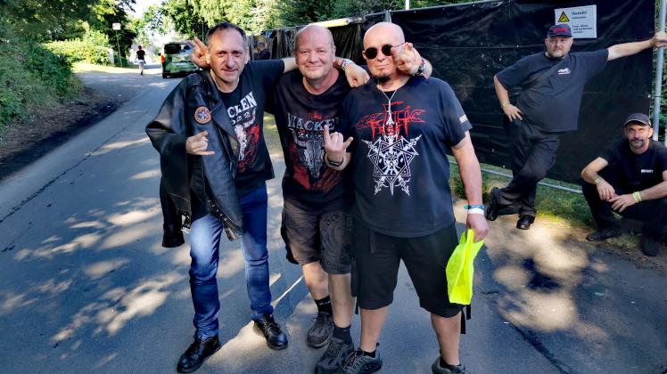 Endlich wieder in Wacken: Hermann Brands (Mitte) und seine Freunde freuen sich, das der Metal-Entzug ein Ende hat.