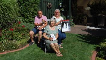  Michael Gatke mit Hund Paula sowie Regina Nürnberg und Stefanie Gietzen freuen sich über Markt ohne Corona-Auflagen.