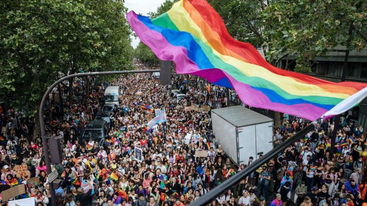 ARCHIV - Paris will künftig einen Botschafter für die Rechte von LGBT+ einsetzen. Foto: Lewis Joly/AP/dpa/Archiv