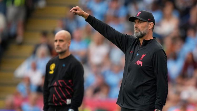 City-Trainer Pep Guardiola (l) und Liverpools Coach Jürgen Klopp stehen an der Seitenlinie. Foto: Frank Augstein/AP/dpa