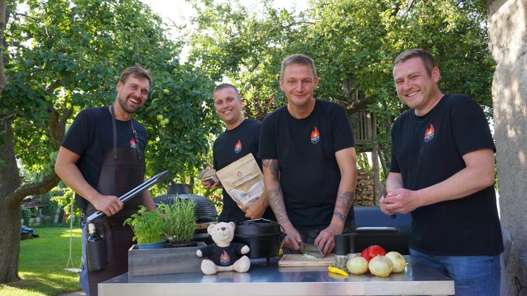 Das Grill-Team von Bergfest BBQ aus Schwerin tritt bei der Deutschen Meisterschaft 2022 in Fulda an: Vincent, Christoph, Börge und Marco (v.l.)