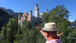 Blick von der Aussichtsplattform auf das Märchenschloss. Foto: Karl-Josef Hildenbrand/dpa