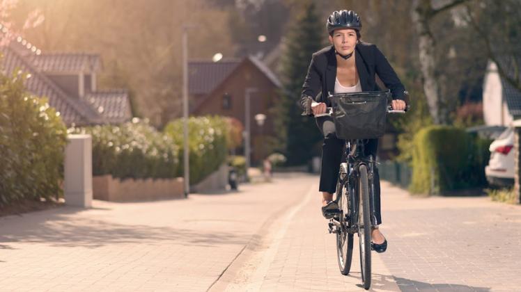 geschäftsfrau,radfahren,radfahrerin,arbeitsweg *** business woman,cycling,cyclist,commuter p4f-h86,model released, Symbolfoto