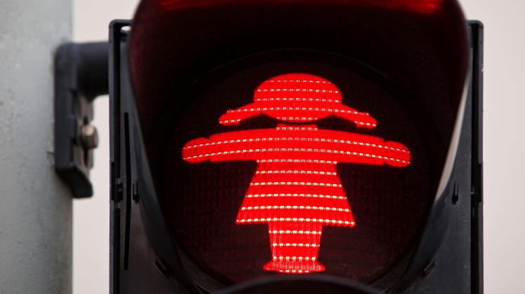 Fußgängerampel mit roter Ampelfrau, Reykjavik, Island, Europa *** Pedestrian traffic light with red traffic light woman,