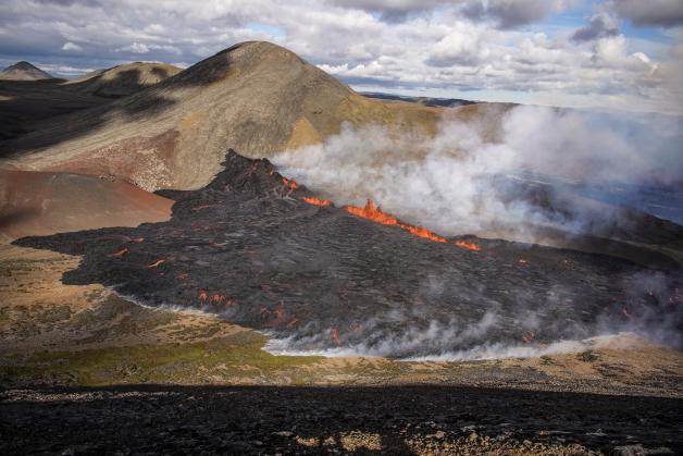 Der Vulkanausbruch auf Island ist als rot glühender Streifen in der Landschaft schon von Weitem zu erkennen.
