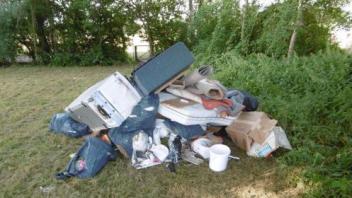 Der gefundene Müll könnte aus einer Haushaltsauflösung oder -renovierung stammen, mutmaßt die Polizei. 