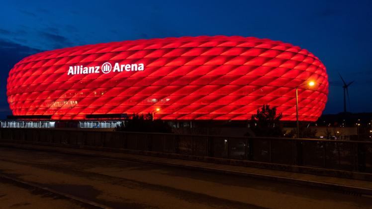 ARCHIV - Die rote Außenbeleuchtung der Allianz Arena wird nur noch drei Stunden eingeschaltet. Foto: Sven Hoppe/dpa