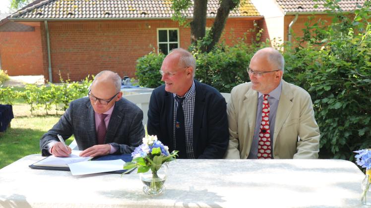 Bei der Unterschrift für die Gemeindefusion: Die Bürgermeister (von links) Hans-Georg Hinrichsen (Maasbüll), Jan-Nils Klindt (Hürup), und Peter Asmussen (Tastrup).