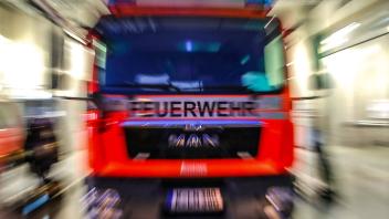 Feuerwehr Symbolbild Koeln, 18.02.22: Ein Einsatzwagen der Feuerwehr faehrt mit Blaulicht zu einem Einsatz. Koeln Nordrh