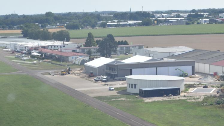 Anflug auf den Flugplatz Ganderkesee: Erweiterungsbauten sollen die Attraktivität des Atlas Airfields weiter steigern.