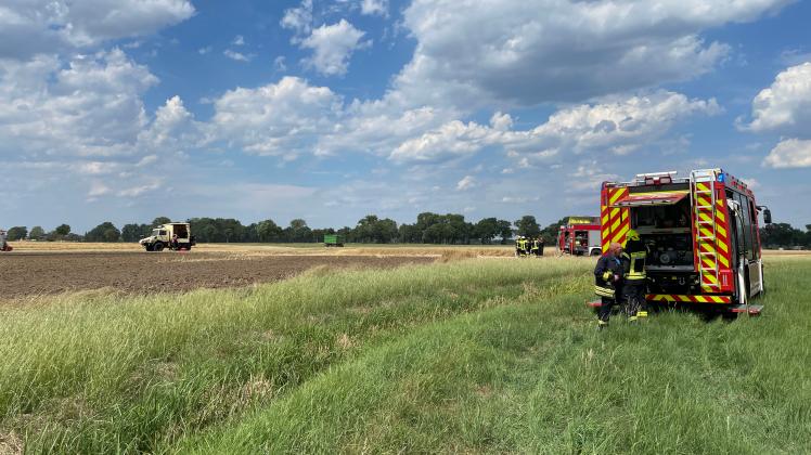 Einsatzfahrzeuge der Feuerwehren am Feldrand nahe Vorderhagen. Der Brand konnte schnell unter Kontrolle gebracht werden.