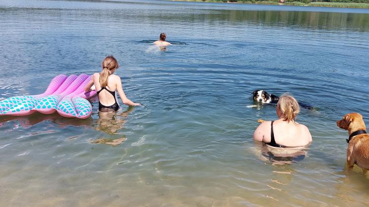 Menschen baden im Niedringhaussee in Wersen