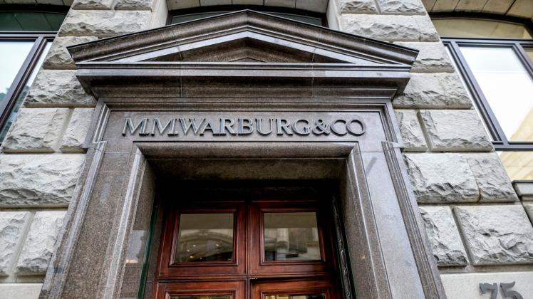 ARCHIV - Der Schriftzug «M.M.Warburg & CO» ist in großen Lettern über dem Haupteingang des Hauses zu lesen. Foto: Axel Heimken/dpa/Archivbild