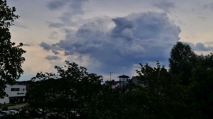 Dunkle Wolken am frühen Abend des 4. August über Bad Oldesloe.