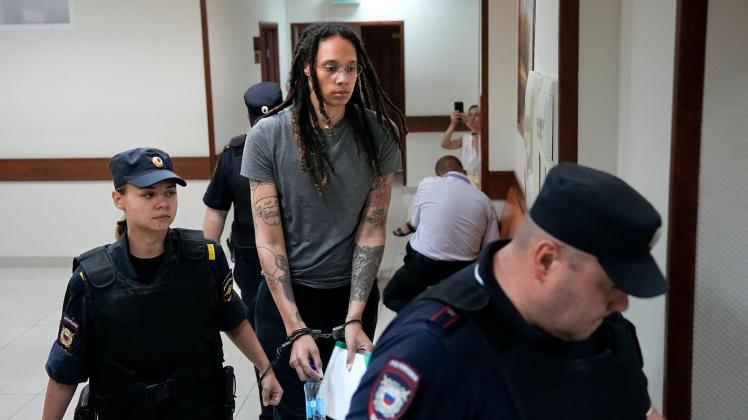 Basketballerin Brittney Griner (M) wurde in Russland zu neun Jahren Haft verurteilt. Foto: Alexander Zemlianichenko/AP/dpa
