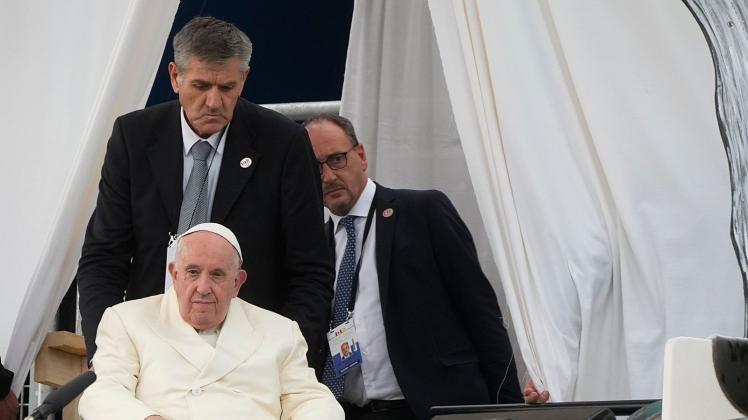ARCHIV - Der Papst beförderte seinen Krankenpfleger Massimiliano Strappetti. Foto: Gregorio Borgia/AP/dpa
