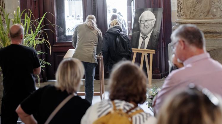 Hamburger tragen sich im Rathaus in ein Kondolenzbuch für Uwe Seeler ein. Foto: Markus Scholz/dpa/Archivbild