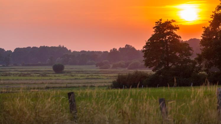So endete der wärmste Tag seit Jahren im Kreis Pinneberg: Das Foto zeigt den Sonnenuntergang am 20. Juli bei Groß Offenseth-Aspern. Die Temperaturen in Norddeutschland hatten an diesem Tag bis zu 40 Grad erreicht.