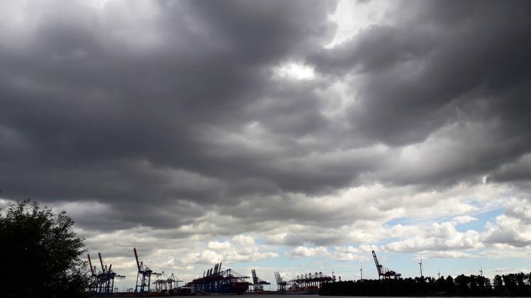 Über den Hamburger Hafen ziehen Gewitterwolken *** Storm clouds are pouring over the port of Hambur