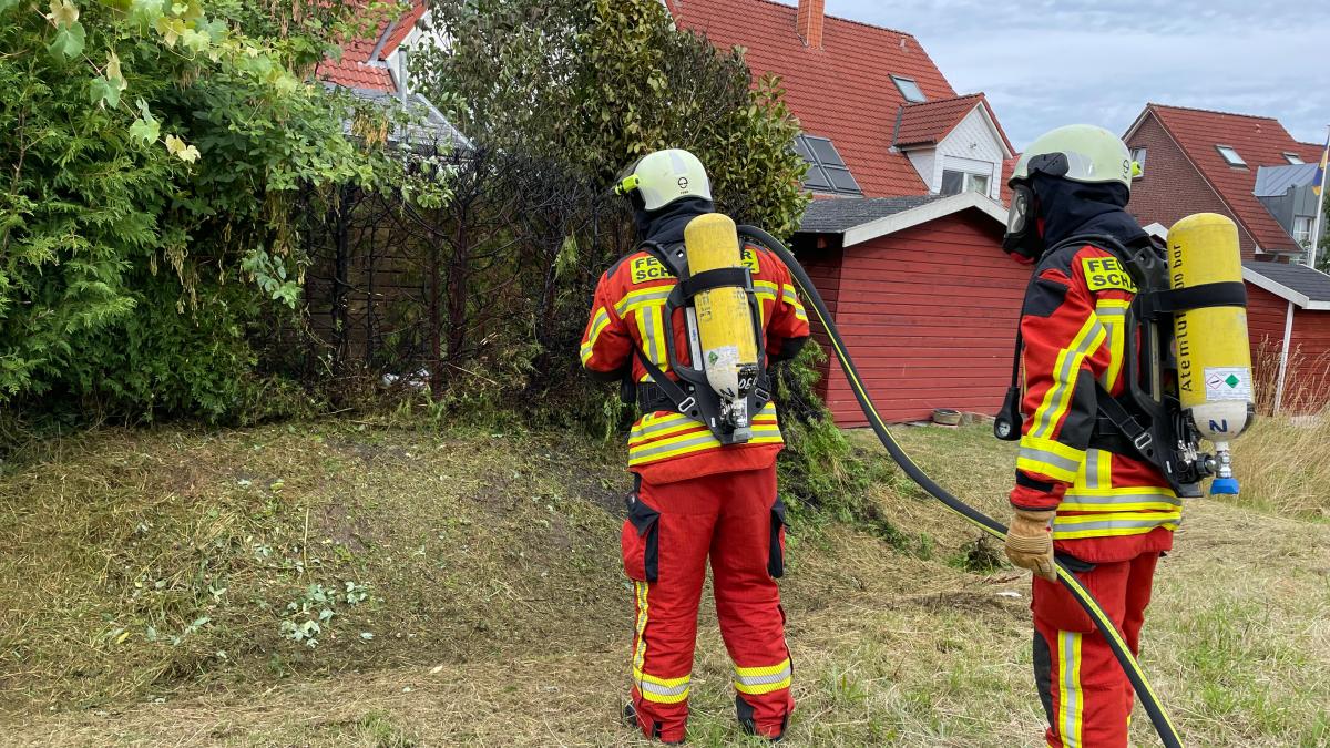 Feuerwehr Verhindert Das Übergreifen Der Flammen Auf Gartenhäuser | SHZ