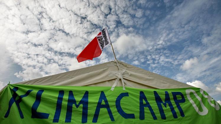ARCHIV - Ein Transparent mit der Aufschrift «Klimacamp» hängt an einem Zelt eines Antirassismus- und Klimacamps in Hamburg-Lurup. Foto: Bodo Marks/dpa/Archivbild