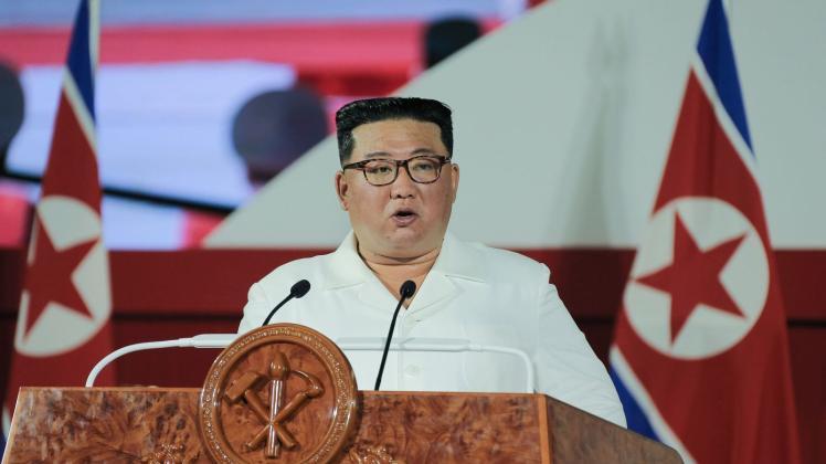 HANDOUT - Nordkoreas Machthaber Kim Jong Un: 2017 führte das Land sseinen ersten Atomtest durch. Foto: -/KCNA/dpa - ACHTUNG: Nur zur redaktionellen Verwendung und nur mit vollständiger Nennung des vorstehenden Credits