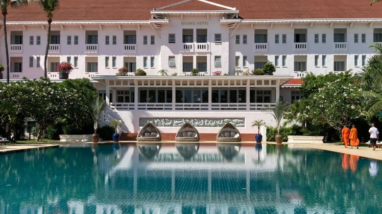 Das Grand Hotel d&apos;Angkor in Siem Reap ist eines der ältesten Hotels in Kambodscha - und voller Geschichte. Foto: Carola Frentzen/dpa-tmn