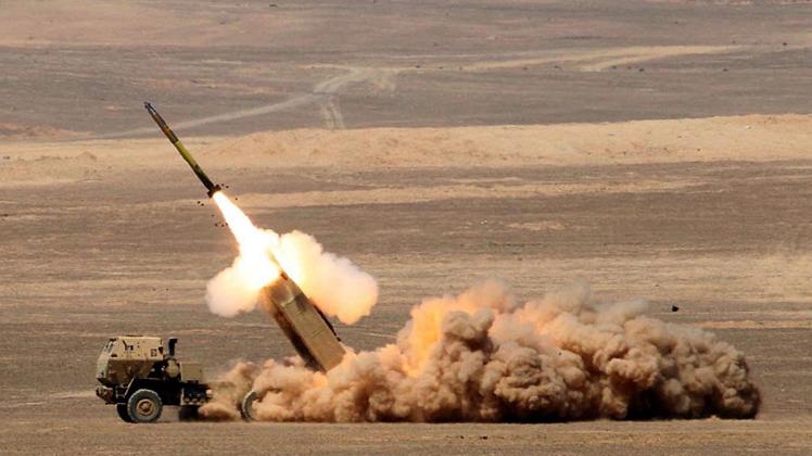 ARCHIV - Der US-Raketenwerfer HIMARS (High Mobility Artillery Rocket System) beim Abschuss einer Rakete: Der Westen leistet Militärhilfe. Foto: Petra News Agency / Handout/PETRA NEWS AGENCY/dpa