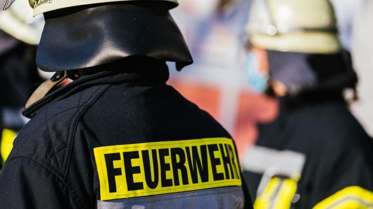 ARCHIV - Einsatzkräfte der Feuerwehr in Schutzkleidung. Foto: Philipp von Ditfurth/dpa/Symbolbild