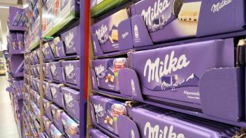 Milka Schokolade in eine Supermarkts Abteilung during the Light Lockdown of the Covid 19 Coronavirus Pandemie in Nürnbe