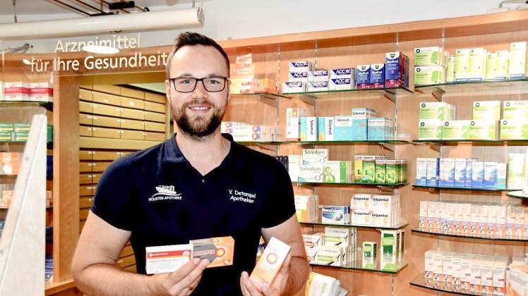 Yannick Detampel hat in der Holsten-Apotheke in Schacht-Audorf nur noch zwei Packungen Ibuprofen-Saft.