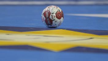 ARCHIV - Ein Spielball liegt auf einem Handballfeld. Foto: Soeren Stache/dpa-Zentralbild/dpa/Symbolbild