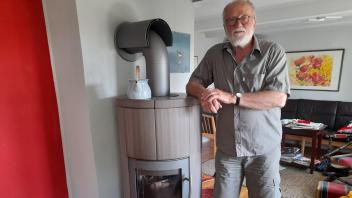 Broder Brodersen lebt in Fahretoft bei Niebüll und ist Ofenexperte. Die Energiekrise im Zuge des Ukrainekriegs hat die Nachfrage nach seinem Produkt gesteigert.