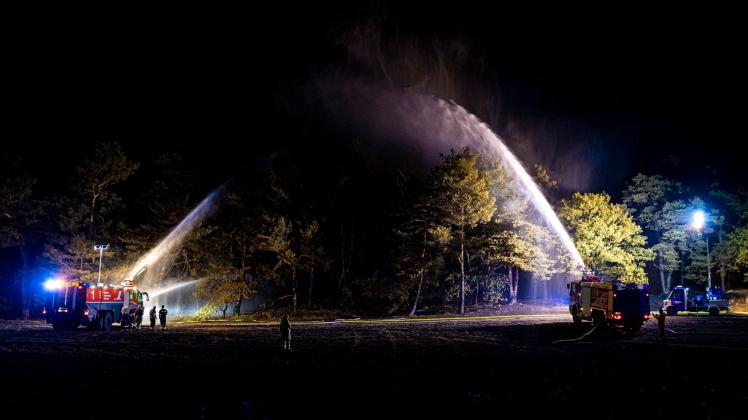 dpatopbilder - Einsatzkräfte der Feuerwehr bekämpfen mit zwei Flugfeldlöschfahrzeugen einen Waldbrand im Landkreis Helmstedt. Foto: Moritz Frankenberg/dpa