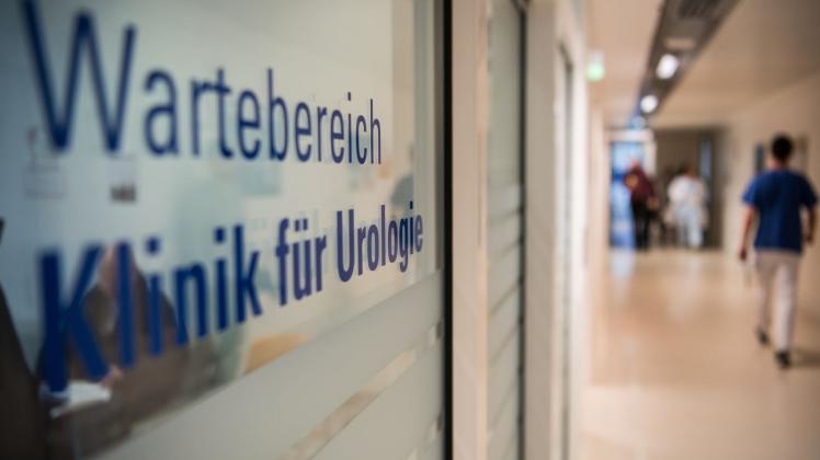 ARCHIV - Ein Mitarbeiter des Uniklinikums Frankfurt am Main geht in der Urologie am Wartebereich vorbei. Prostatakrebs ist in Deutschland bei Männern die am häufigsten diagnostizierte Krebsart. Foto: Andreas Arnold/dpa